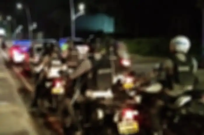 Personil Satuan Brimob Polda Metro Jaya melakukan patroli dalam mengantisipasi begal pada Selasa (26/05/2020) malam.  
