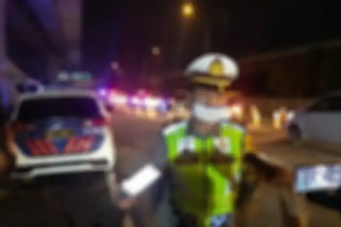 Kasatlantas Polres Karawang, AKP Bima Gunawan Jauharie berada di tol KM 47. Di luar tol posko cek point di Kedungwaringin dijaga ketat 