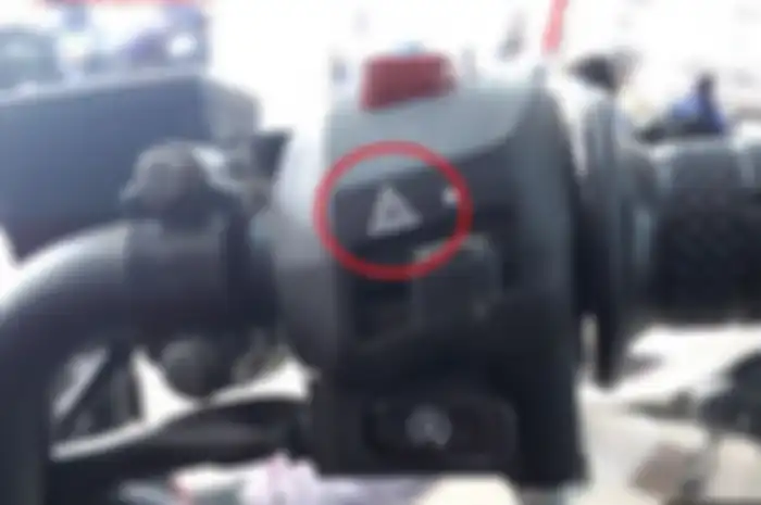 Bikers simak. Saat hujan deras jangan gunakan lampu hazard di motor, simak alasannya!
