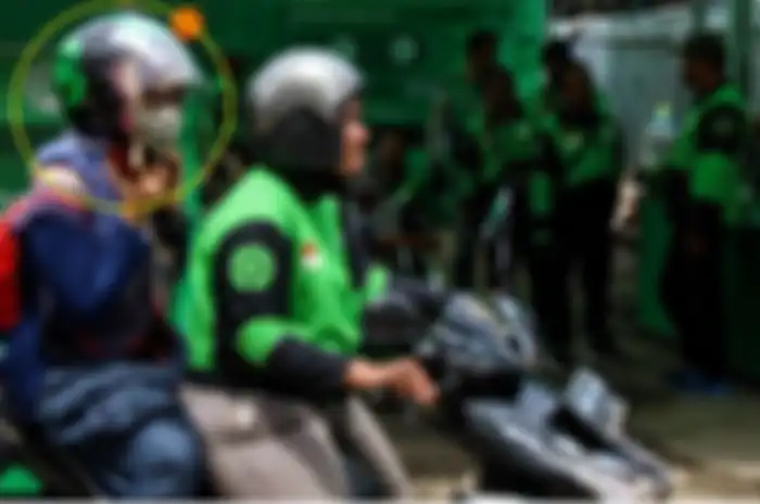 Di New Normal, driver ojol imbau penumpang bawa helm sendiri. 
