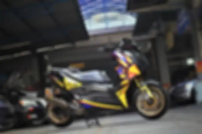 Yamaha XMAX pakai motif helm Valentino Rossi