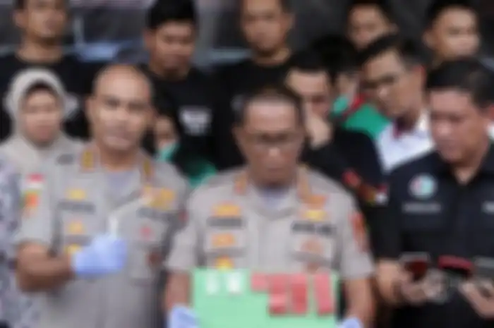 Pihak kepolisian menunjukkan barang bukti