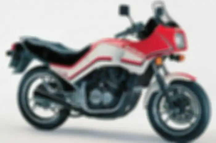 Suzuki GS 250 FW, motor 250 cc 4-silinder yang pertama kali diproduksi massal 