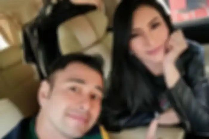 Tyas Mirasih dan Raffi Ahmad berfoto bersama