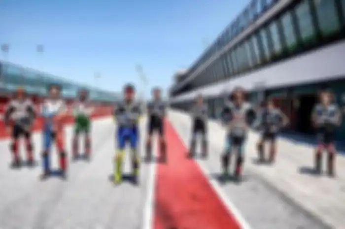 Pose jarang dan pertama kalinya Valentino Rossi latihan bareng seluruh muridnya. Momentum Kemerdekaan Italia yang jatuh hari ini, Selasa (2/6/2020) jadi momentum tersendiri
