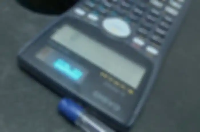 Kalkulator lawas Casio yang dioprek menjadi kalkulator pintar. 