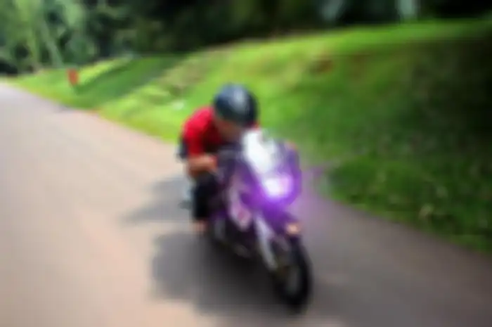 Ilustrasi pengendara Kawasaki Ninja 2tak 150 yang didominasi anak muda