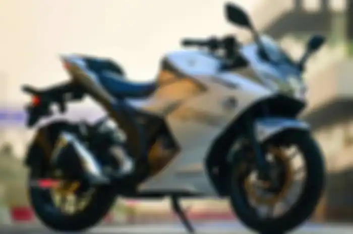 Salah satu saingan Kawasaki Ninja 250, Suzuki Gixxer SF 250 (kiri) sudah resmi dijual. Suzuki Luncurkan Program Baru, Bisa Test Ride dan Beli Motor Secara Online!