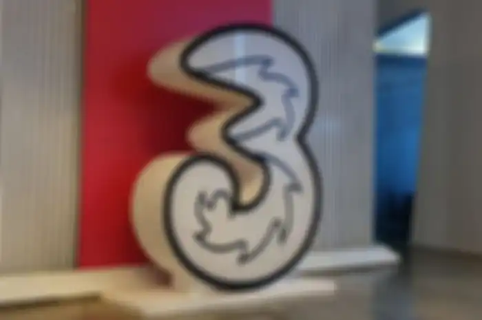 Logo operator seluler Tri.