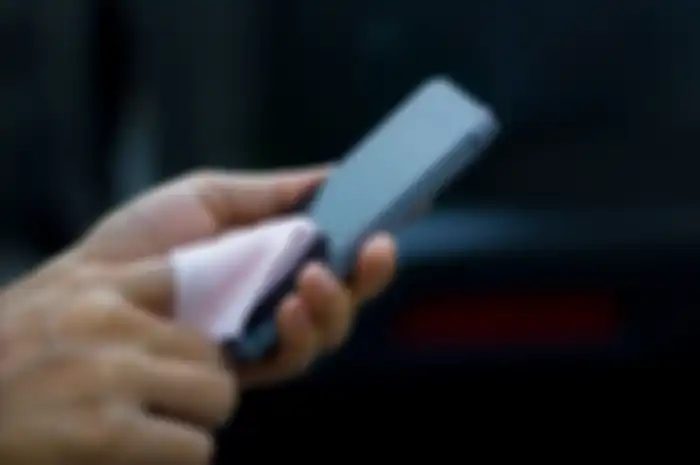 Jangan bersihkan layar smartphone dengan benda ini