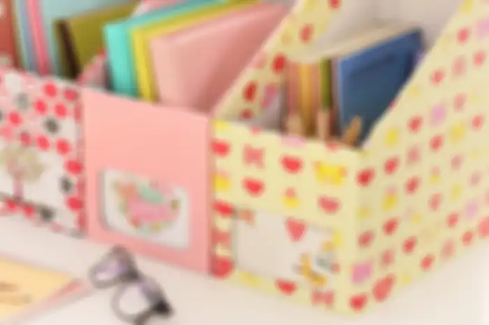 Rak buku DIY dari kardus