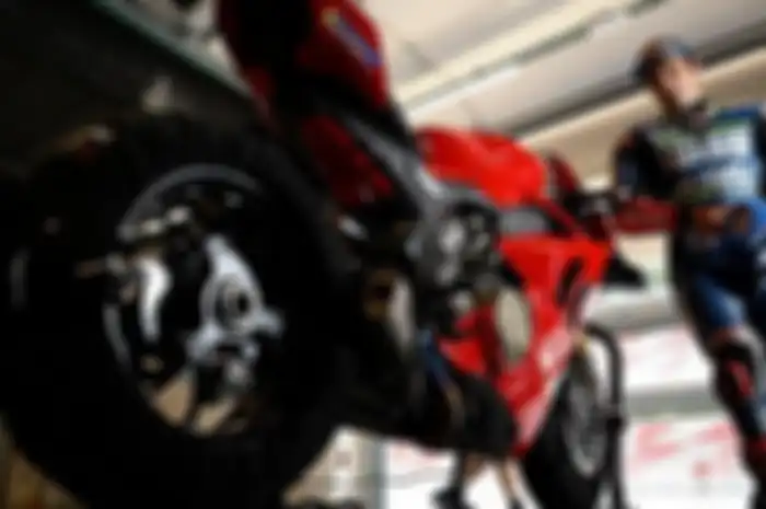 Pembalap Avintia Racing, Johann Zarco mengaku sempat diberhentikan polisi saat menuju sirkuit Catalunya, Spanyol, untuk berlatih.
