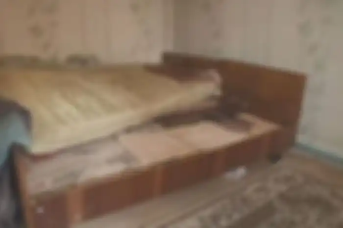 Kamar tempat tidurnya ditemukan penuh darah.