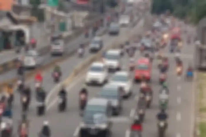 Ilustrasi pengendara motor. Ramai pembahasan aturan ganjil genap motor di Jakarta, benarkah berlaku mulai Senin besok?