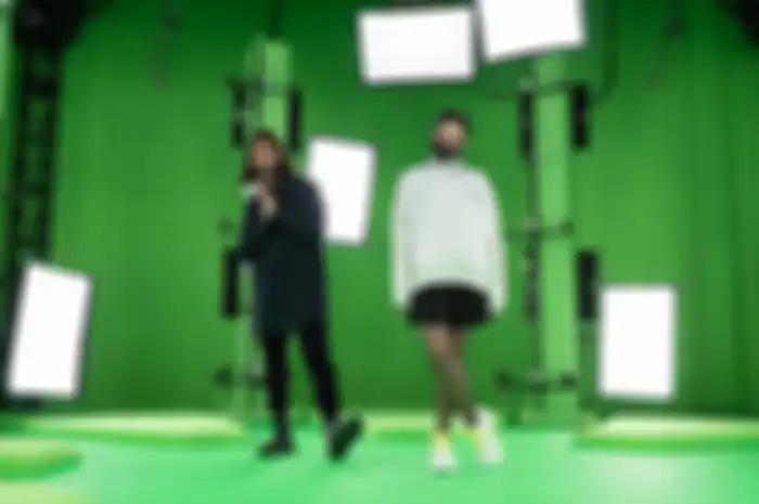 Punggawa Pussy Riot, Nadya Tolokonnikova dan CEO Jadu Asad J. Malik selama pembutan video.