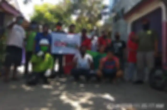 Ramai penyakit demam berdarah, klub motor Addressia WK3 Bekasi Raya bersama Komunitas Rela Baik adakan fogging di rumah warga.