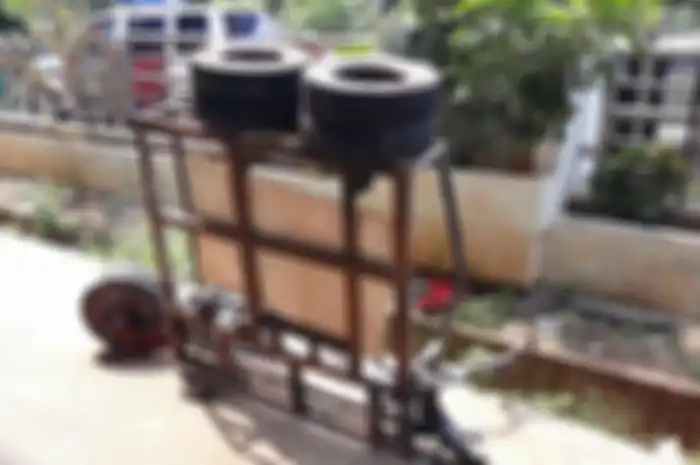 Tampak Vespa extreme yang sudah diamankan di kantor Unit Laka Lantas Polrestro Jakarta Timur, Minggu (7/6/2020). 