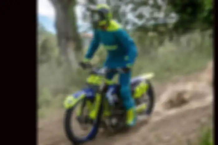 Valentino Rossi latihan ngegas motor sudah sebulan sampai puluhan kali jumlahnya. Porsi paling banyak latihan ngegas motor garuk tanah alias motocross