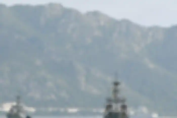 Foto dirilis Selasa (9/6/2020), memperlihatkan KRI Sutedi Senoputra-378 (kiri) dan KRI Teuku Umar-385 (kanan) berlayar meninggalkan Faslabuh Lanal Ranai, Selat Lampa, Natuna, Kepulauan Riau. Demi menjaga kedaulatan RI, TNI menerjunkan delapan KRI yang silih berganti mengamankan Perairan Natuna dari ancaman kapal asing yang ingin mengeruk kekayaan sumber daya perikanan di perbatasan Zona Ekonomi Eksklusif (ZEE) Indonesia tersebut.