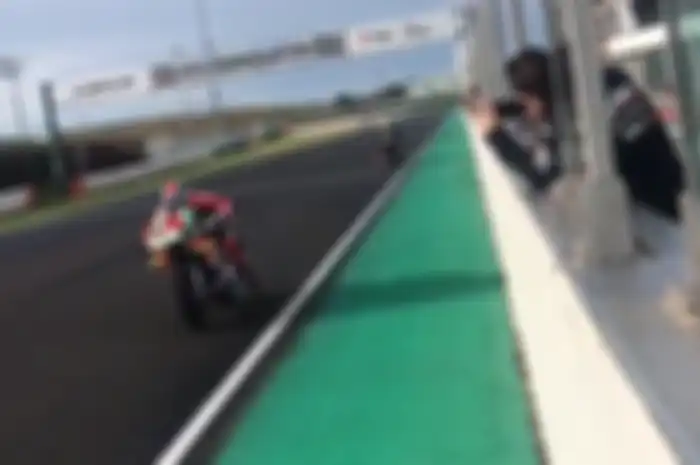Tes rider tim Aprilia Racing Gresini Bradley Smith menguji coba motor MotoGP Aprilia RS-GP di Misano.