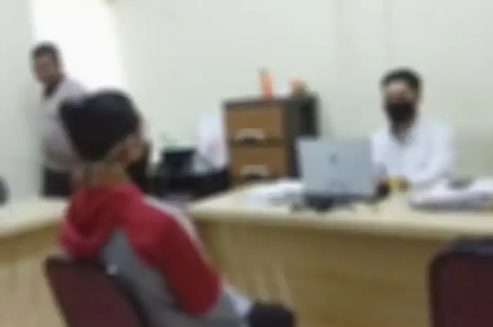 Terduga pelaku Mit (berjaket merah) pengantin perempuan yang belakangan diketahui seorang laki-laki saat diperiksa Reskrimum Polres Lombok Barat 