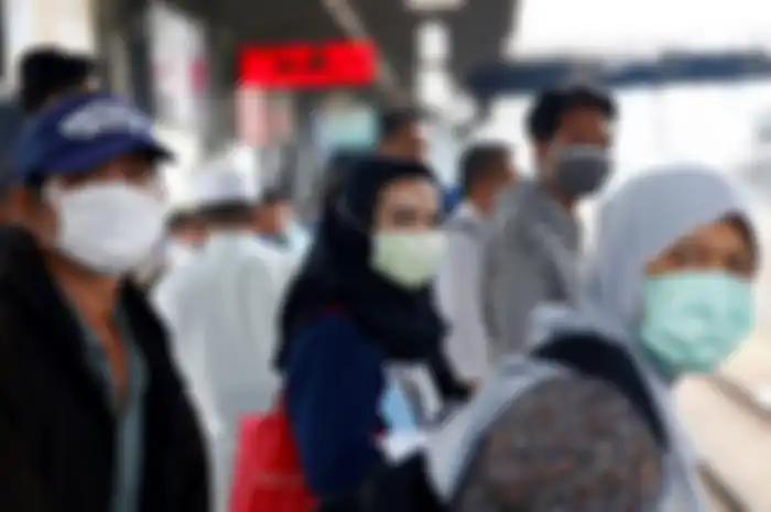 Penduduk Jakarta memakai masker di Stasiun Tanah Abang pada Kamis (27/2/2020), menyusul maraknya penyebaran virus corona yang berasal dari China. 