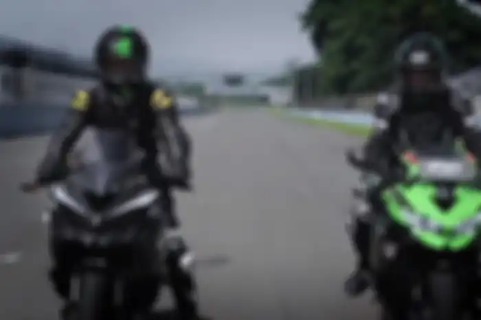 Kawasaki Ninja ZX-25R dijajal di sirkuit Sentul. Kiri adalah versi full karbon dan yang kanan versi standar. 