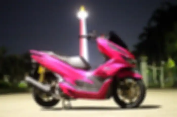 Modifikasi Honda PCX 150 berkelir pink tampil manis, pakai lampu Fortuner.