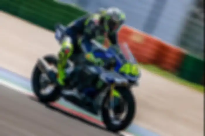 Valentino Rossi saat latihan ngegas motor di sirkuit Misano. Latihan pakai motor superbike Yamaha R1