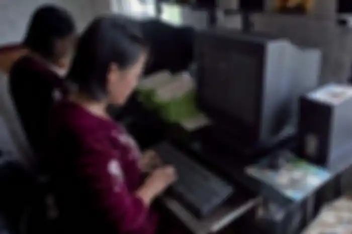 Remaja menggunakan komputer, tapi ada yang salah.