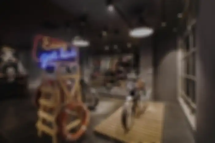 Royal Enfield membuka store baru di Jakarta dengan desain yang mewah.