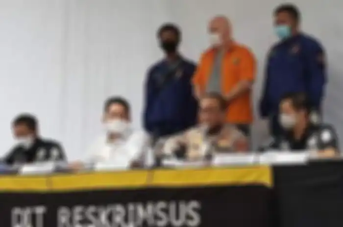Kabid Humas Polda Metro Jaya Kombes Yusri Yunus didampingi Dirreskrimsus Kombes Roma Hutajulu, Selasa (16/6/2020), memberi keterangan pers tentang penangkapan seorang warga AS Russ Albert Medlin karena menyewa pekerja seks yang merupakan anak di bawah umur. Medlin juga kemudian diketahui merupakan buronan FBI karena kasus penipuan dan pelecehan seksual. 