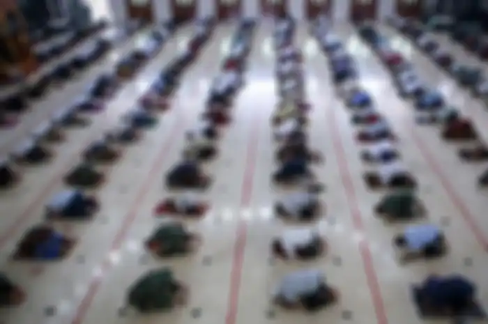 Sejumlah umat Islam melaksanakan shalat Jumat berjamaah dengan menerapkan jaga jarak fisik di Masjid Al Amjad, Tigaraksa, Kabupaten Tangerang, Banten, Jumat (5/6/2020).