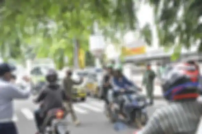 Ilustrasi naik motor. Kemenhub keluarkan aturan baru tentang transportasi, benarkah masuk Jakarta gak perlu SIKM lagi?