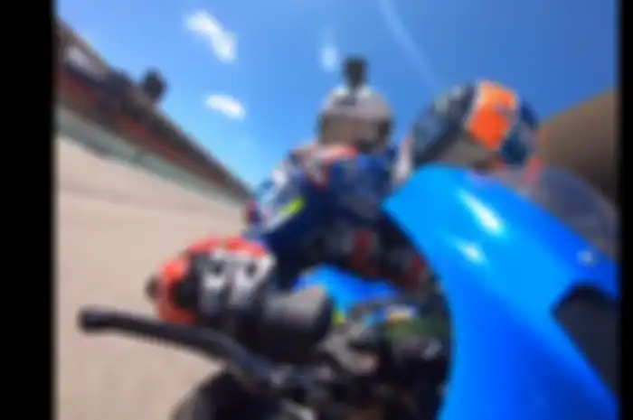 Penampakan Alex Rins jadi ojek naik GSX-R1000 di sirkuit Algarve Portimao Portugal. Gara-gara temannya pengin tahu rasanya ngerem dari kecepatan 280 km/jam ke 120 km/jam