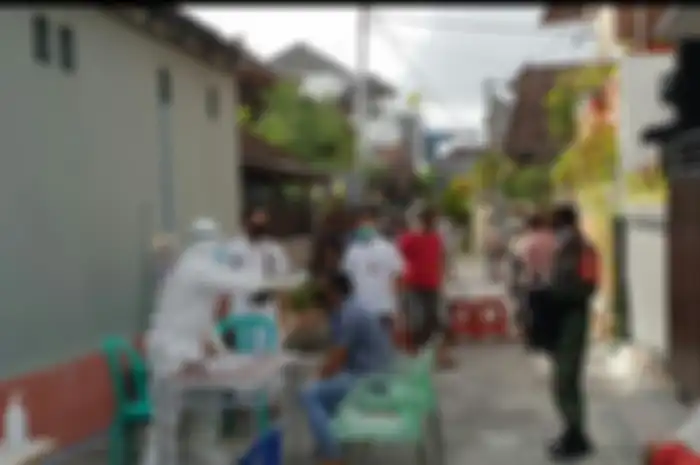 Satu keluarga yang terdiri dari bapak, istri dan tiga orang anak positif Covid-19 warga Perumahan Pondok Galeria Desa Padang Sambian Kelod. 
