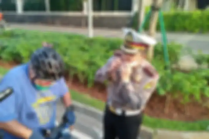 Penerapan jam operasional jalur sepeda di kawasan Sudirman - Thamrin Jakarta, Dirlantas Polda Metro Jaya, Kombes Sambodo Purnomo Yogo sedang mengimbau pesepeda yang melintas.
