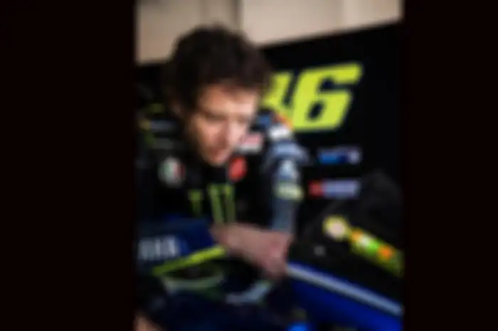 Valentino Rossi kembali latihan bareng murid di sirkuit Misano di atas motor Yamaha YZF-R1 setelah sempat absen saat latihan di sirkuit Mugello beberapa waktu lalu