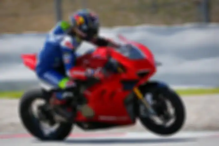 Johann Zarco latihan di sirkuit Barcelona-Catalunya di atas motor Ducati Panigale V4S. 