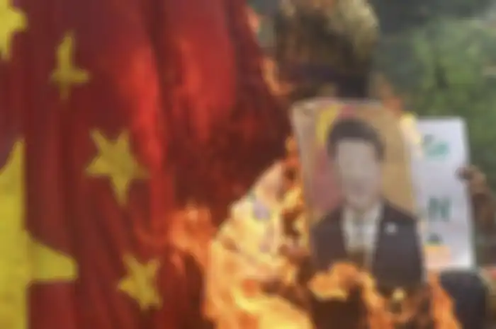 Para demonstran memakar patung Presiden China, Xi Jin Ping dan bendera China dalam demo Anti-China di Kolkata, India,
