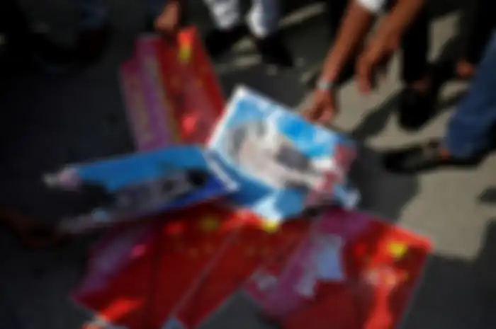 Anggota National Students Union of India (NSUI) membakar foto Presiden China Xi Jinping, buntut dari konflik perbatasan India-China yang menewaskan puluhan tentara. Foto ini diambil saat unjuk rasa pada Kamis (18/6/2020).