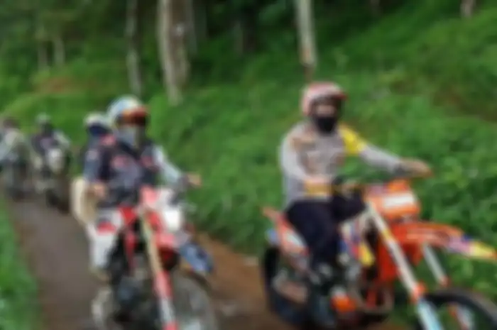 Dalam rangka HUT Ke-74 Bhayangkara, Polres Pekalongan baksos di desa terpencil yang ada di Kecamatan Paningaran menggunakan motor tril
