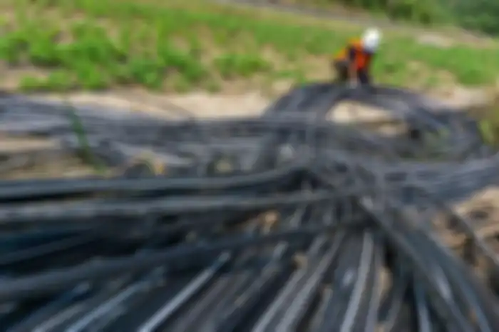 Sejumlah pekerja pada proyek peremajaan jaringan fiber optik milik XL Axiata yang menghubungkan Cimahi-Purwakarta, Jawa Barat (Mei 2020)