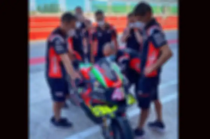 Aleix Espargaro jadi pembalap MotoGP reguler yang bisa latihan ngegas motor MotoGP Aprilia RS-GP 20 langsung karena status tim MotoGP masih dapat konsesi. Jalani tes di sirkuit Misano Italia