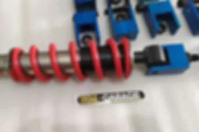 Peninggi monosok buatan 902 Garage dibuat dari baja yang kuat. 