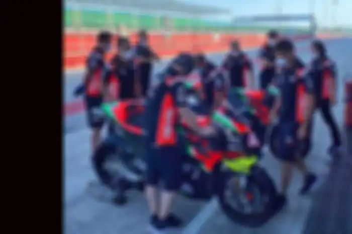 Jumlah kru tim Aprilia MotoGP di sirkuit Misano saat sesi pengetesan. Bagaimana ditambah 3 tim MotoGP 4 WSBK? Sirkuit Misano jadi rame kaya pasar nih