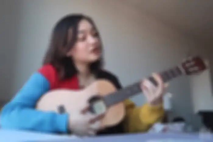 Mxmtoon saat memainkan Ukulelenya dan bikin tutorial mainin ukulele di channel youtube-nya