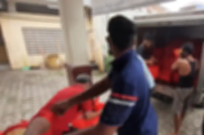 Speedshop dan Komunitas Pejuang Sampah bagikan paket sembako
