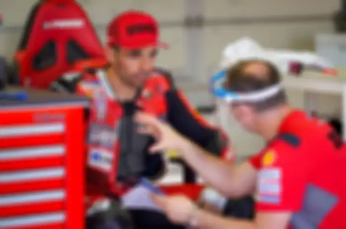 Michele Pirro diskusi dengan kru tim Ducati mengenakan face shield sebagai protokol kesehatan di sirkuit Misano saat tes privat MotoGP dan WSBK