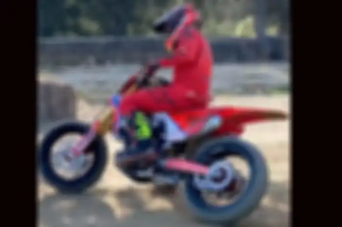Marc Marquez emang belum latihan ngegas motor di sirkuit MotoGP, Cukup latihan ngegas motor garuk tanah di trek dirt track sambil simulasikan balap MotoGP di Jerez 